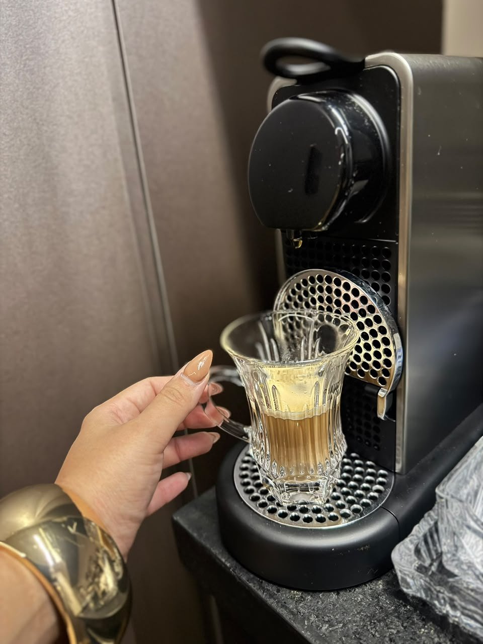 Café sendo servido no escritório